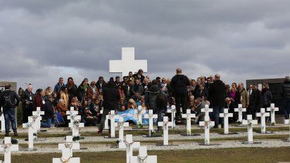 Una de las fotos de Martín Magliano que componen la exposición sobre Malvinas inaugurada por AA2000 en Aeroparque.