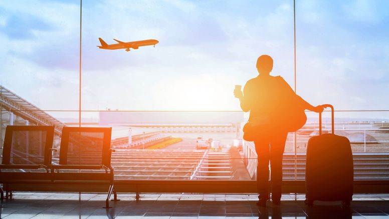 IATA advirtió que la volatilidad seguirá presionando tarifas, capacidad y programación aérea en los próximos meses.
