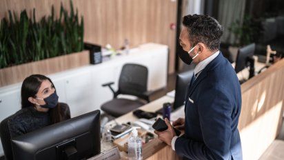 Según el estudio de Booking.com, un 54% aceptaría el certificado de vacunación como documento requerido para viajar.