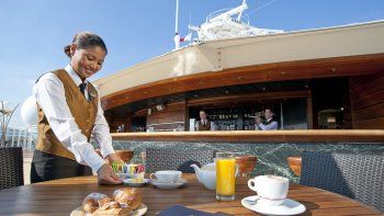 Los cruceros invitan a sentirse libre debeber y comer exquisiteces, disfrutando de la brisa marina.