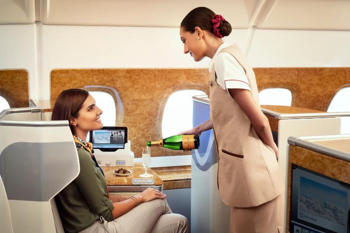 Los pasajeros de Business Class de Emirates pueden saborear champagne Veuve Clicquot.