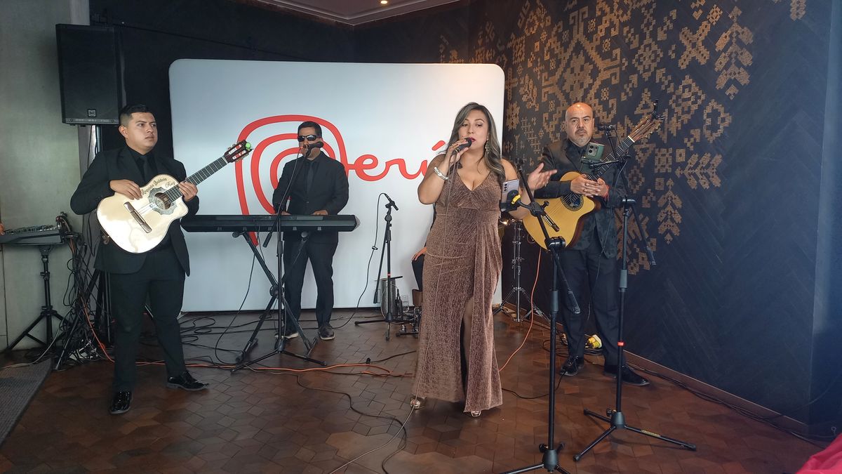 La cita fue amenizada con música.