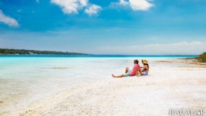 Quintana Roo: Bacalar se ha posicionado como un destino de moda entre las parejas gracias a los paisajes naturales que ofrece la Laguna de los siete colores.