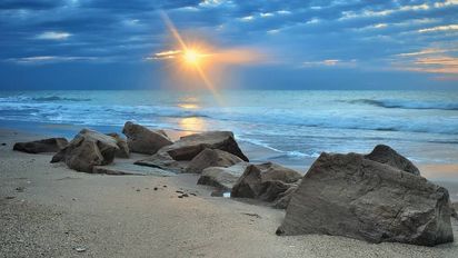 La tranquila playa con 150 habitantes para descansar este verano