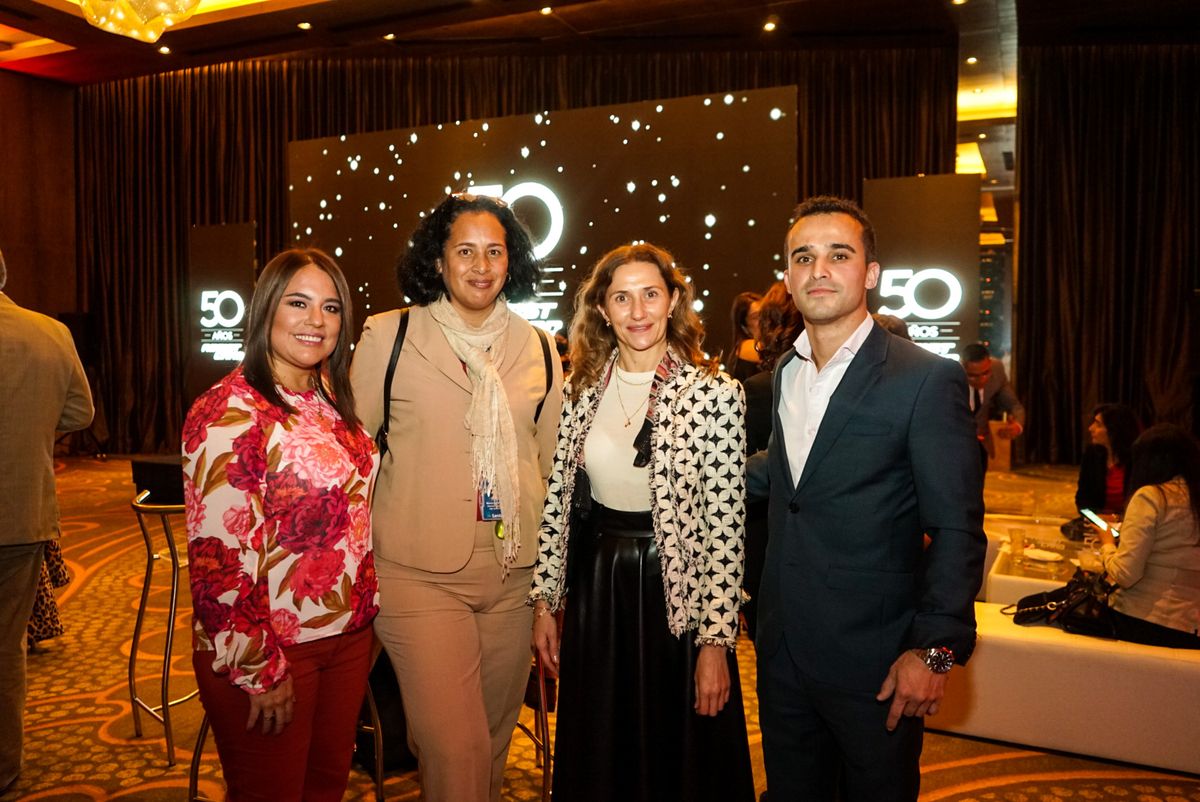 Claudia Diaz, gerente comercial de Assist Card Perú; Maria del Rocío Garces Miranda; Ana Lacambra, gerente general de Sanitas y Agustín Aveiro, Country Manager de Assist Card Perú.