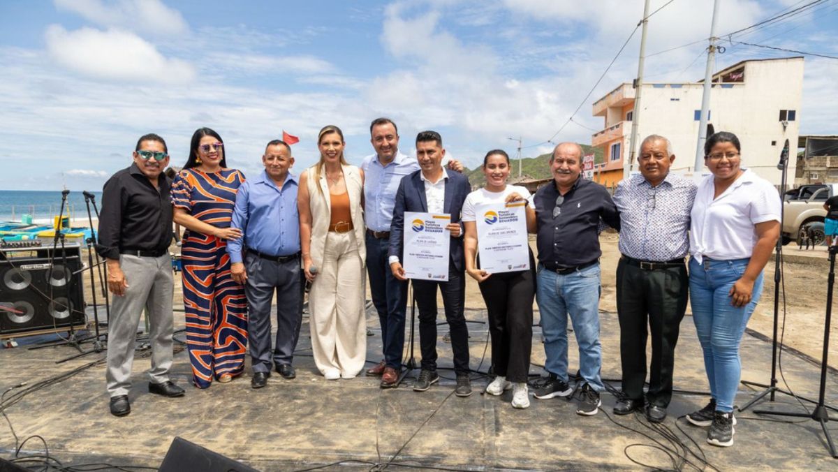 El Ministerio de Turismo entregó un reconocimiento que certifica a dos playas de Manta como destinos de turismo sostenible. - Ladevi Medios y Soluciones El Ministerio de Turismo entregó un reconocimiento que certifica a dos playas de Manta como destinos de turismo sostenible.
