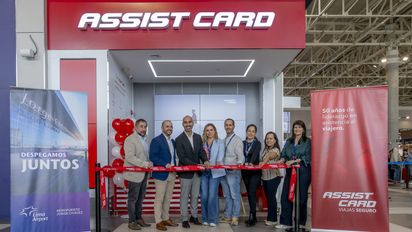 Representantes de Assist Card y Lima Airport Partners durante la inauguración del nuevo módulo estratégico de atención al viajero en Perú.