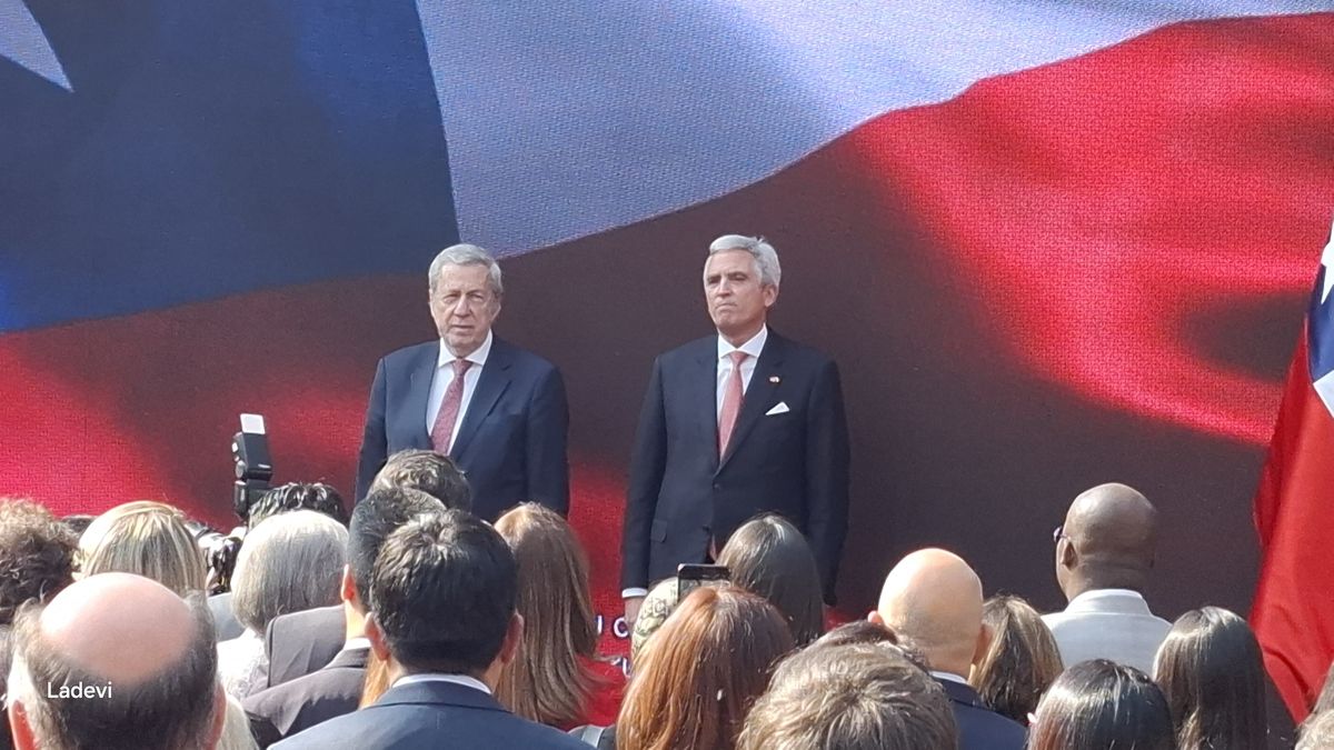 Alberto Van Klaveren, canciller; John Peter Camino, embajador de Perú en Chile.