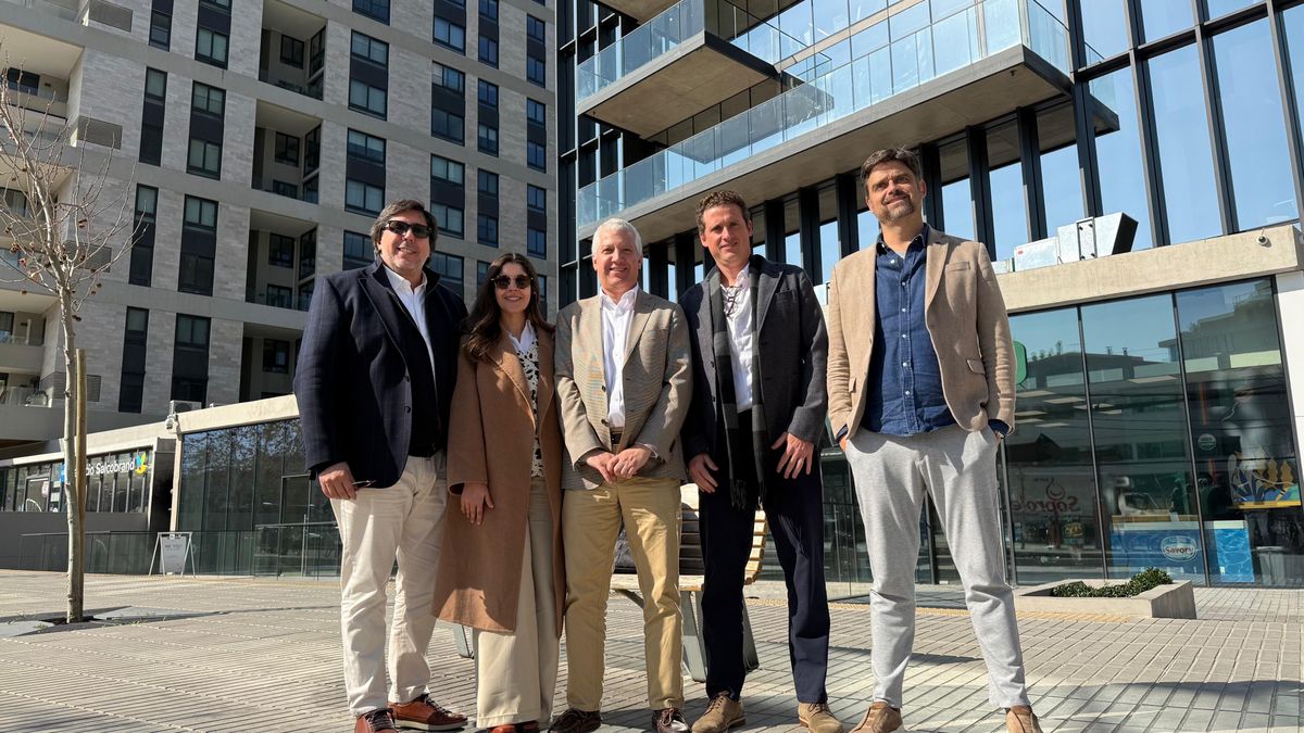 Equipo de Hero Assist: Fernando Pérez, gerente General Latam; Elisa Clavero, CFO Latam; Andrés Villarroel, Gerente General Chile; Guilherme Wroclawski y Raphael Swierczynski, fundadores de la compañía de asistencia al viajero.