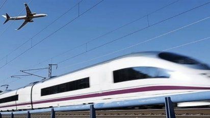 Tren de Renfe y avión de fondo, en un segundo plano.