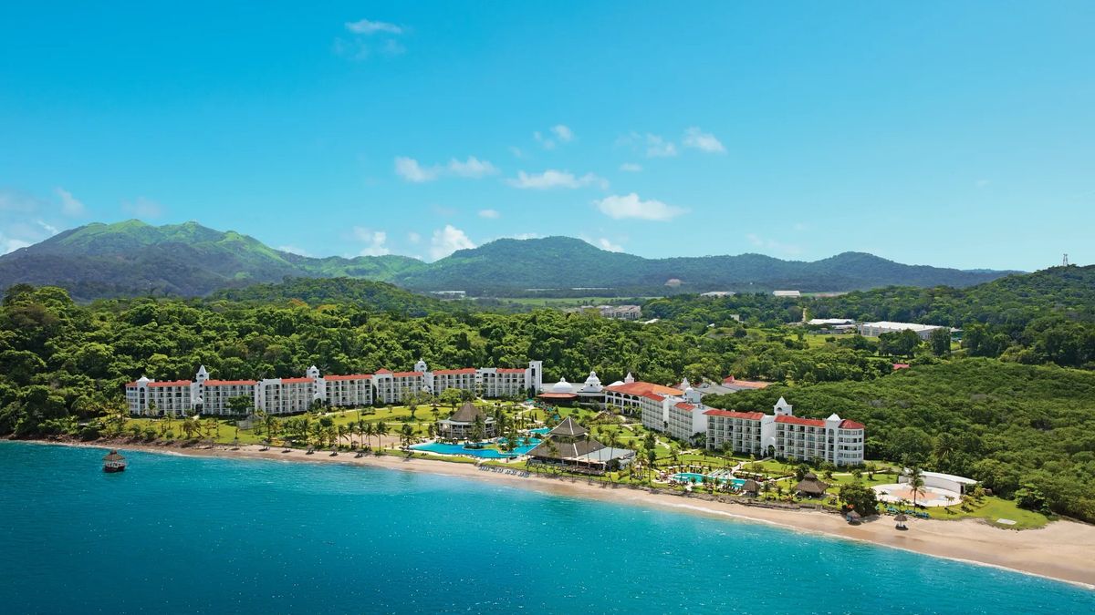 Las 301 habitaciones y suites del resort de Hyatt Inclusive Collection ofrecen vistas panorámicas al océano integrando lujo y confort en perfecta armonía con el entorno.