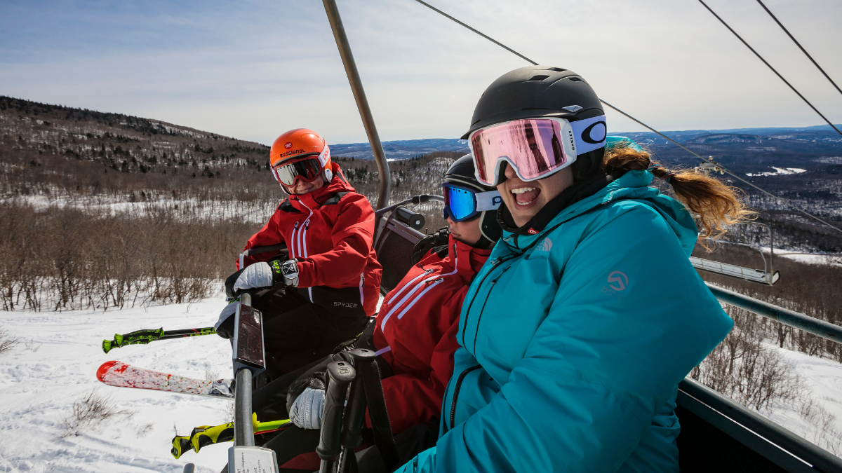 Para subir a la montaña es necesario usar los lifts o telesillas.