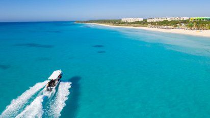 En la zona exclusiva de Playacar, en la Riviera Maya, el complejo se levanta como un ícono del lujo y la distinción.