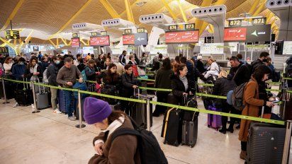Las colas de pasajeros en el aeropuerto de Barajas en Madrid podrían repetirse por la huelga del personal de control, convocada a partir del 14 de septiembre.