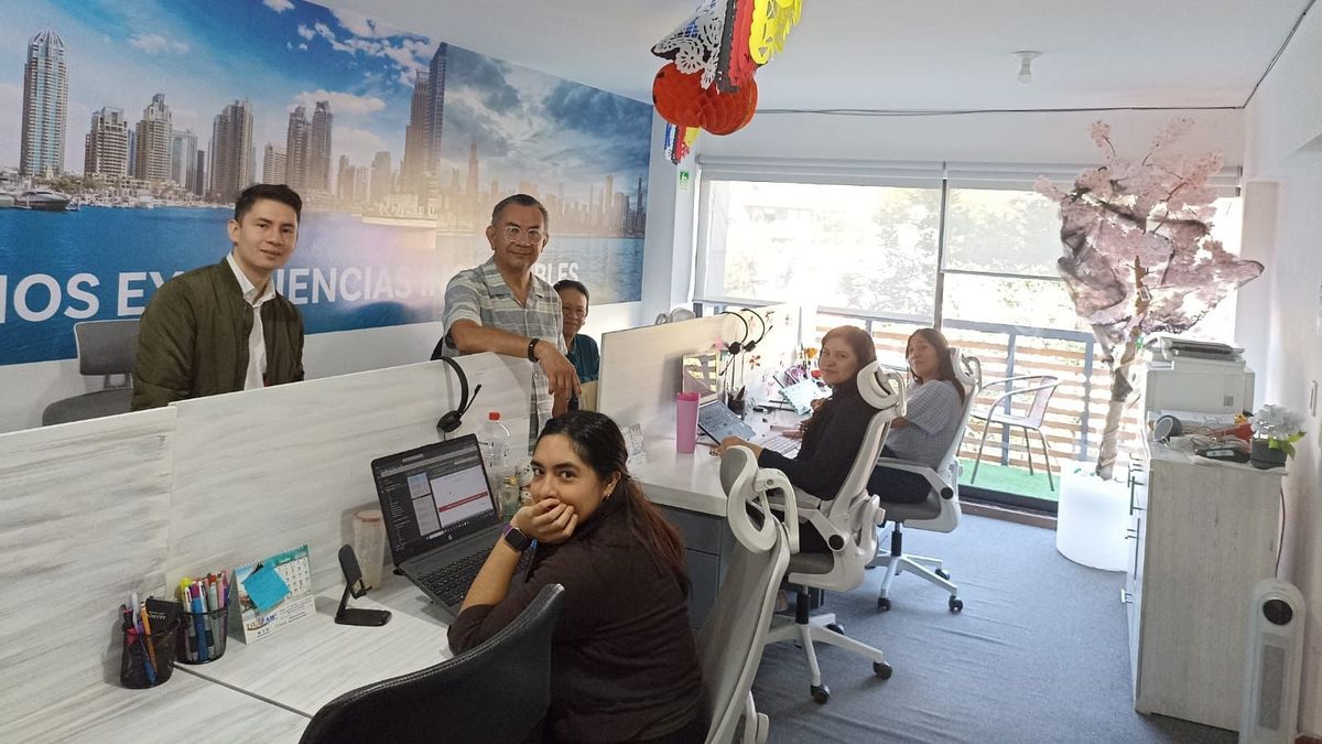 Mauricio Pontón junto al equipo de Xipatlani Operadora Mayorista. Mauricio Pontón junto al equipo de Xipatlani Operadora Mayorista.