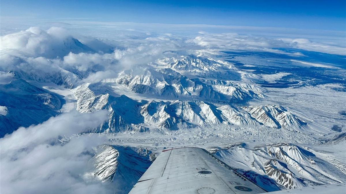 Los agentes de viaje sobrevolando el Monte Denali.
