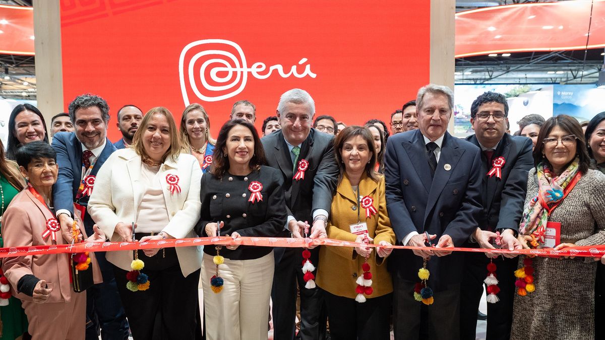 Teresa Mera, Ministra de Comercio Exterior y Turismo; Aracelly Laca, viceministra de Turismo; José Koechlin, presidente de Canatur; y Maritza Montero, vicepresidenta de Canatur; junto a la delegación de Perú.