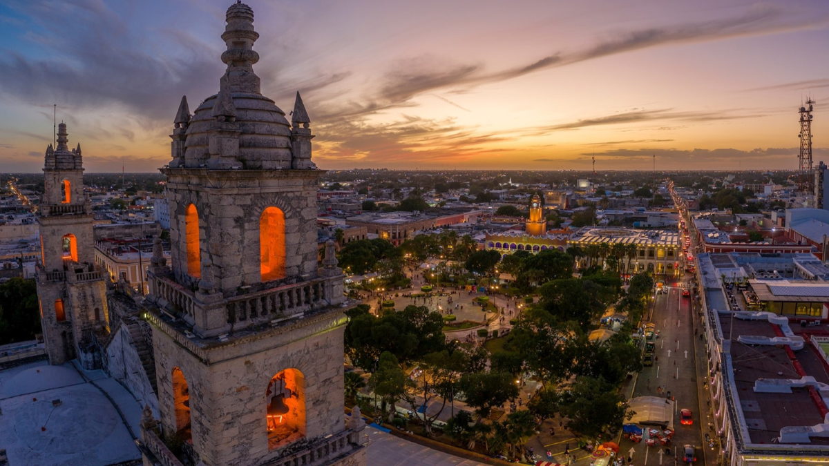 Descubre el encanto colonial de Mérida mientras recorres sus tranquilas calles.