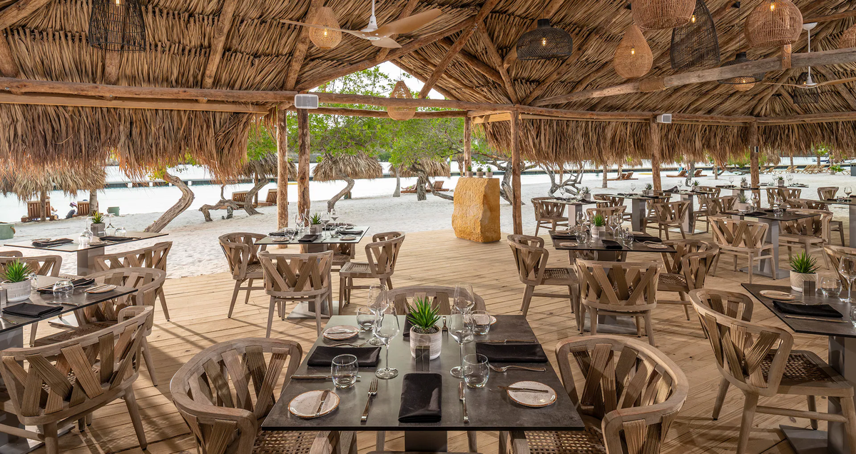 Strand Seafood House ofrece pescado y mariscos frescos al aire libre, muy cerca de la orilla del mar. Strand Seafood House ofrece pescado y mariscos frescos al aire libre, muy cerca de la orilla del mar.