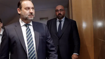 El exministro de Transportes, José Luis Ábalos, delante de Koldo García.