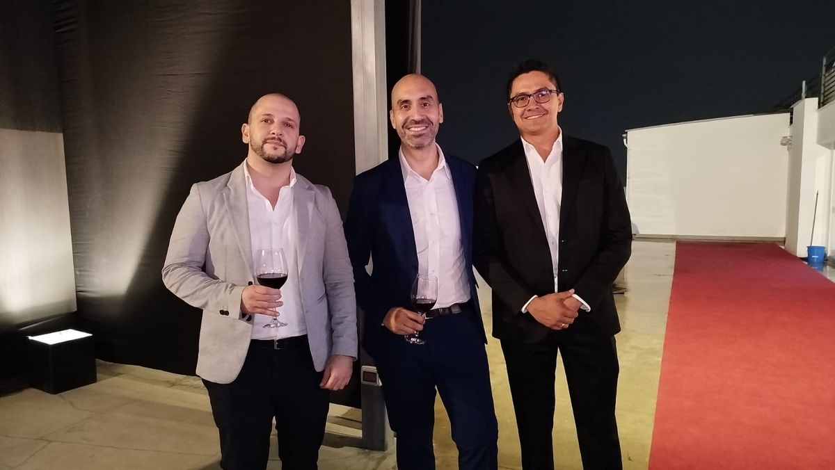 Nahuel Mazzitelli, jefe de venta directa, Orlando Romano, country manager y Nelson Diaz, gerente AGV de Assist Card para Perú respectivamente.