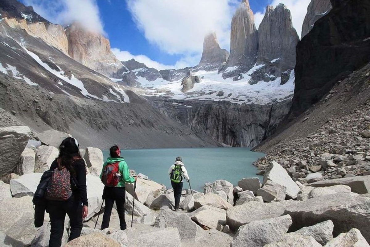 Cierre del Sendero Base de Torres del Paine por la cantidad de nieve provocó debate entre los gremios del turismo.