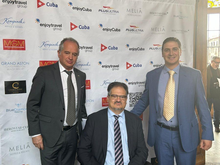 Jordi Ballbe, Presidente de Enjoy Travel Group; Diego González, presidente de la Red Estable y Yuniel Mesa, CEO de Enjoy Travel Group.