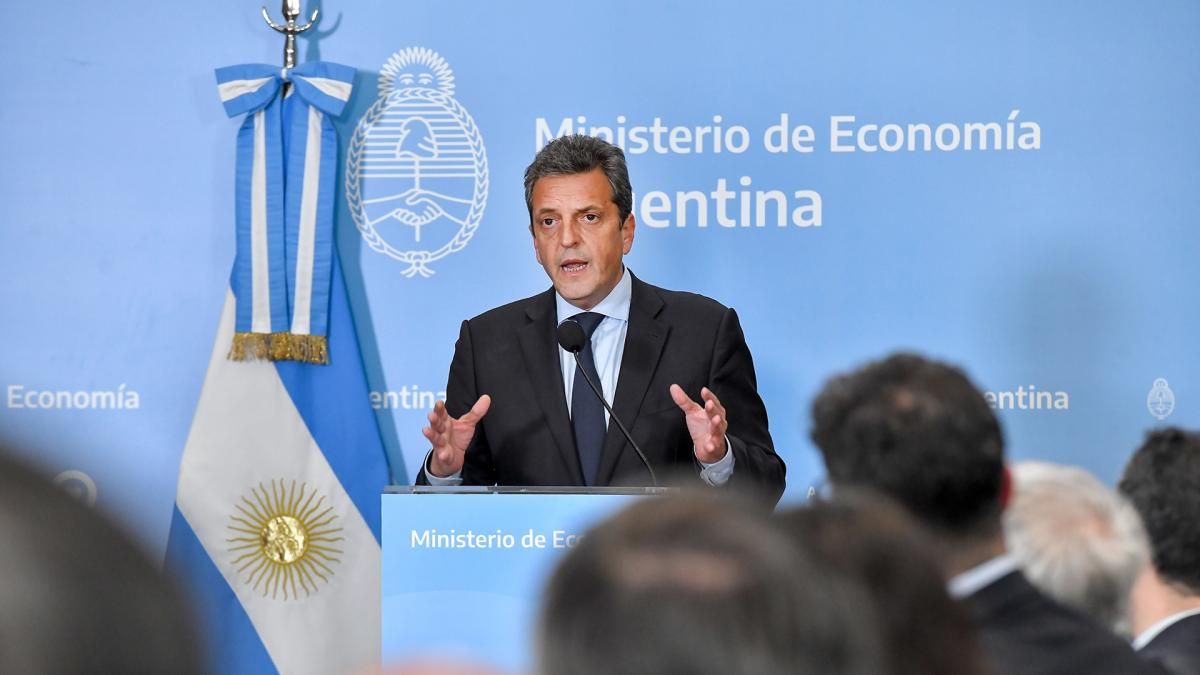 Sergio Massa en valor un proyecto de ley que busca rebajar contribuciones patronales por dos años a las agencias de viajes que contraten nuevos empleados.