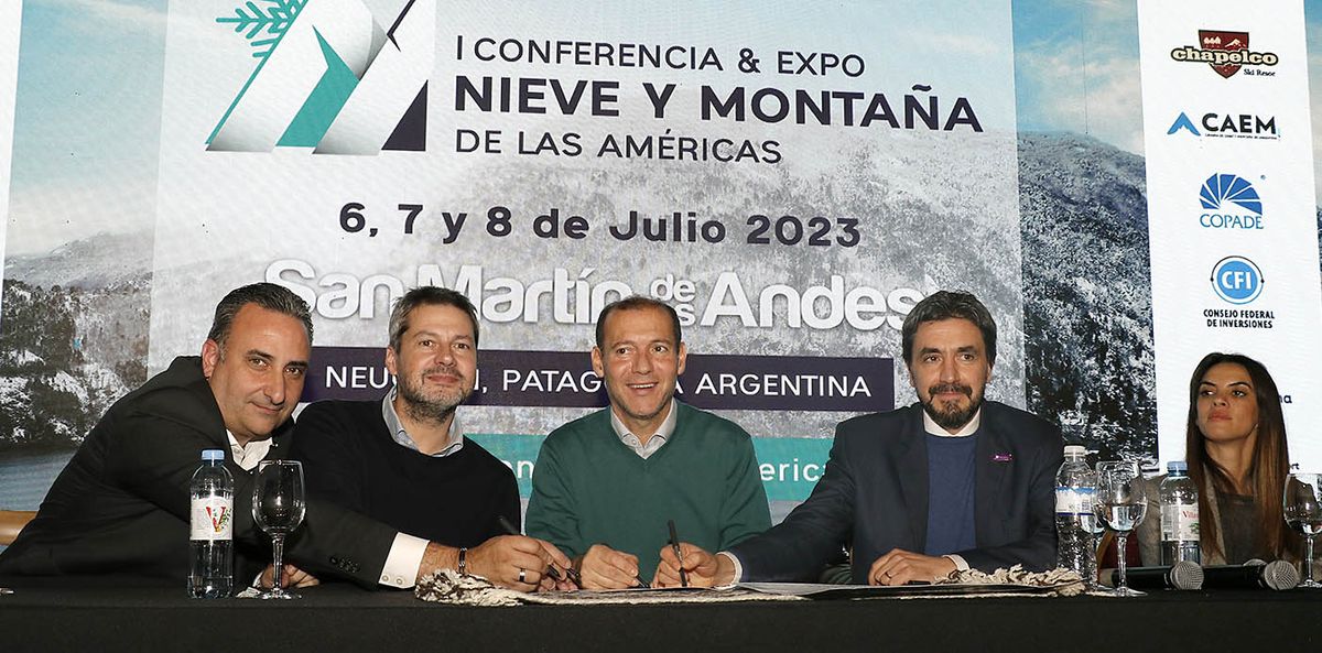 Gustavo Hani, Matías Lammens y Omar Gutiérrez en la apertura de la 1º Conferencia y Expo Nieve y Montaña de las Américas que se realizó en Neuquén.