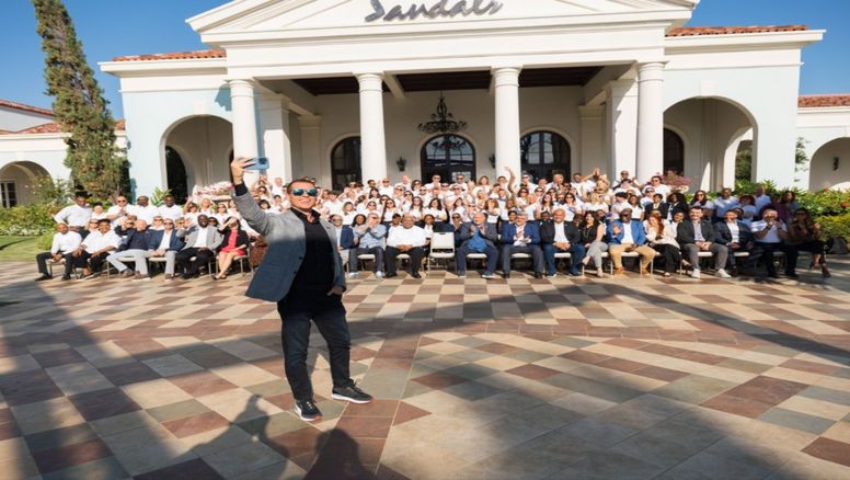 La cadena hotelera Sandals Resorts reconoció a sus mejores empleados.