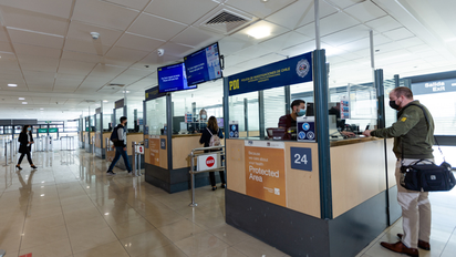 Aeropuertos: 4 agentes de Aduanas detenidos por contrabando