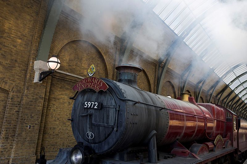 El Hogwarts Express nos lleva de Londres a Hogsmeade en una nueva aventura.
