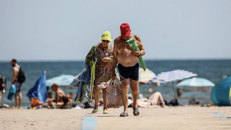Dos turistas en la playa de Benidorm