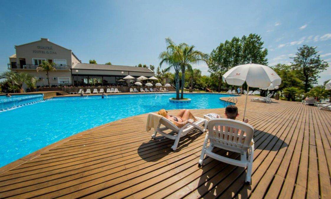 El hotel Guayrá es una de las opciones para alojarse con todas las comodidades en Gualeguaychú durante una escapada de feriado de carnaval.