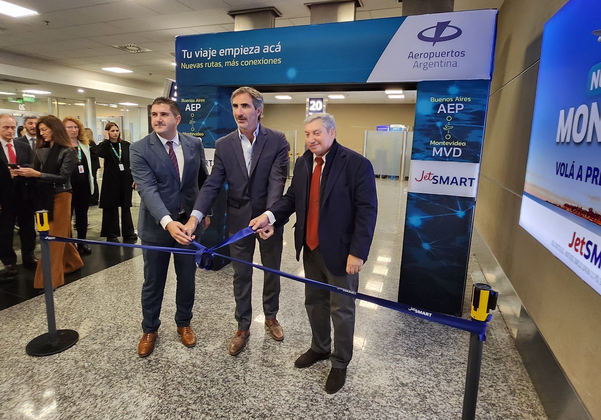 Daniel Ketchibachian, Gonzalo Pérez Corral y Carlos E. Christiansen dejan oficialmente inaugurada la nueva ruta de JetSMART. &nbsp;