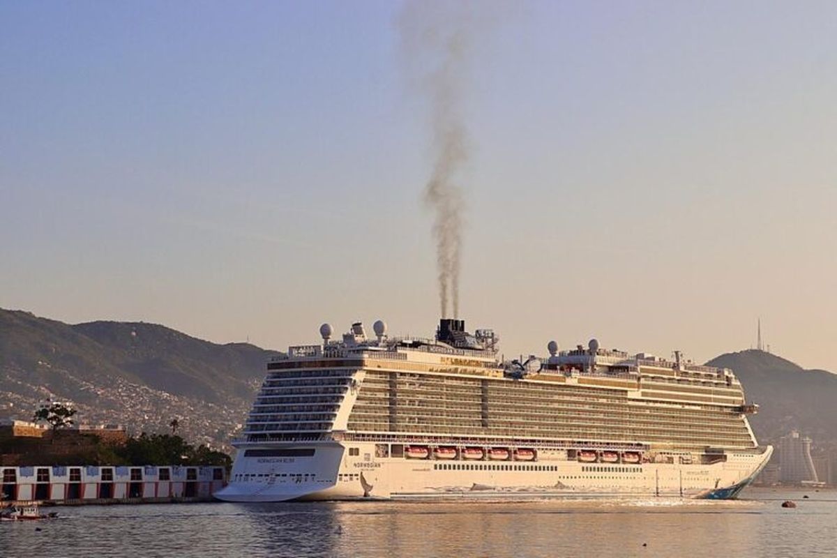 El Norwegian Bliss llegó a Acapulco de que el puerto no recibiera embercaciones de este tipo desde octubre.