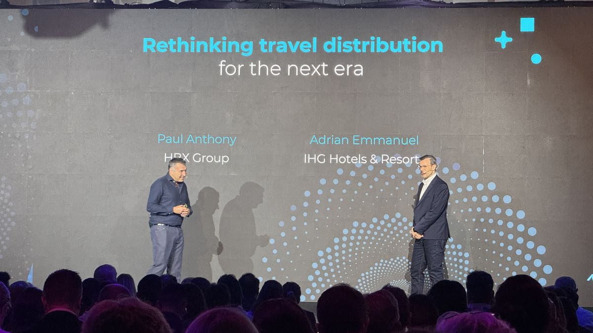 Raúl Anthony (HBX Group) y Adrian Emmanuel (IHG Hotels and resorts) debatiendo durante el MarketHub Europe de HBX Group sobre los beneficios de la Inteligencia Artificial en el desarrollo de la distribución hotelera.