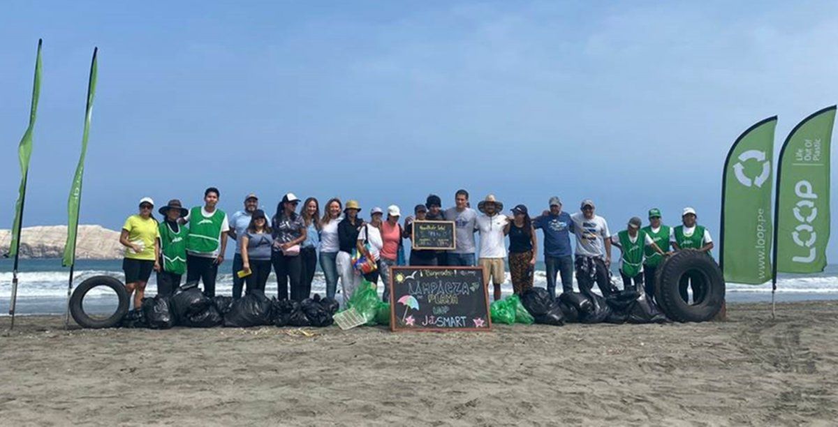 Parte del equipo de JetSmart en Perú, donde trabajaron con Life out of Plastics, limpiando una playa de Perú. Parte del equipo de JetSmart en Perú, donde trabajaron con Life out of Plastics, limpiando una playa de Perú.