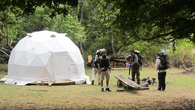 En varias cabeceras de etapa, como en el vivac de Ruca Ñire, se han instalado domos con capacidad para 10 a 12 personas donde se puede pernoctar.