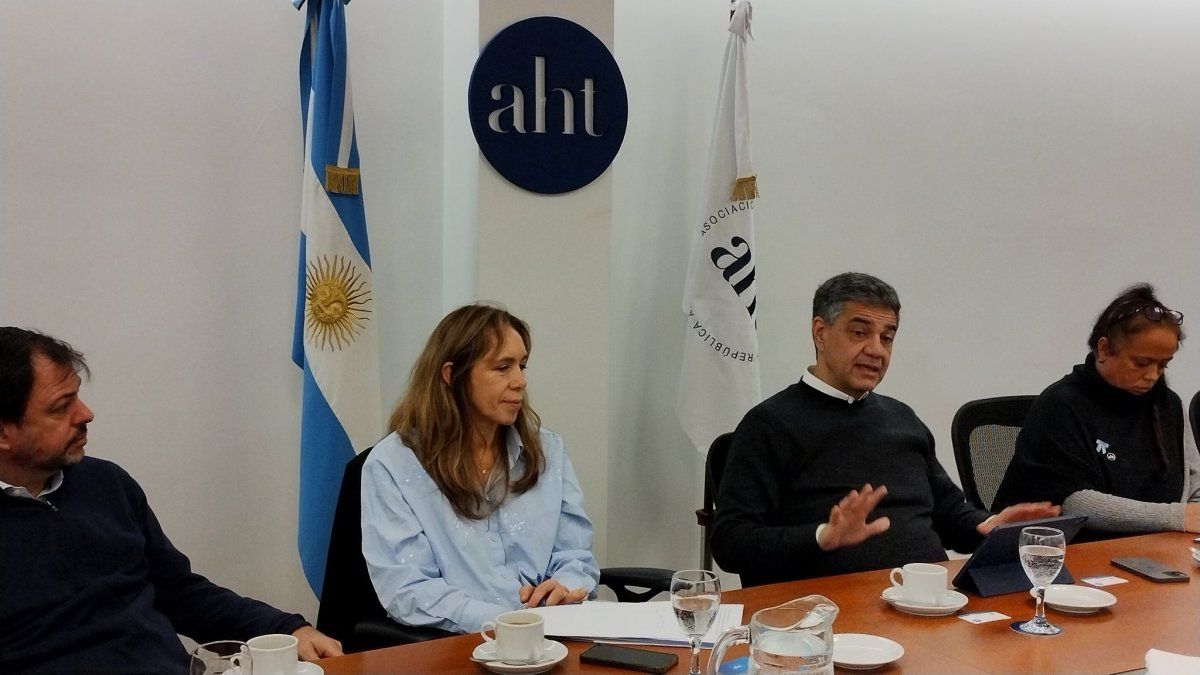 En el encuentro de AHT y Jorge Macri se abordó el encuadre impositivo de la actividad hotelera, losalquileres turísticos temporarios y la ley de incentivos para la inversiónhotelera.