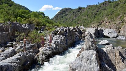 El pueblito de Córdoba rodeado de cascadas y un río cristalino con ollas naturales