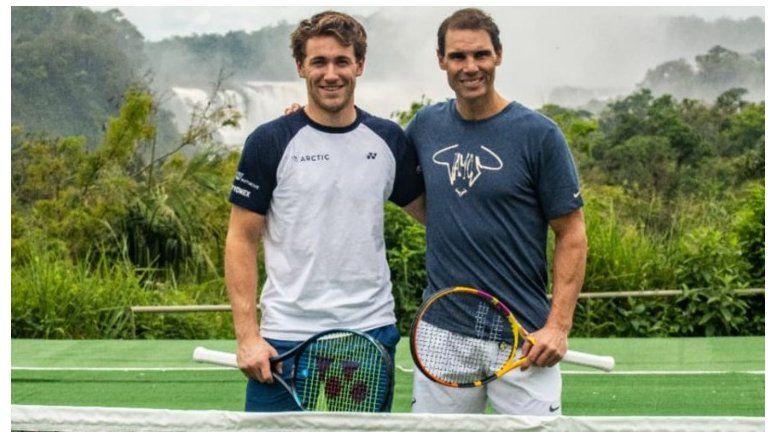 Argentina: Rafael Nadal estuvo de visita en el país y brindó una exhibición junto a su colega noruego Casper Ruud en el Hotel Meliá del Parque Nacional Iguazú.