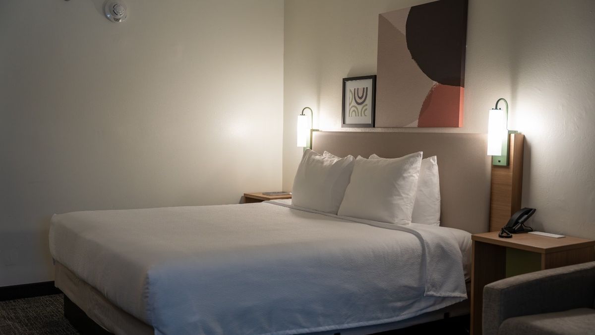 El Spark by Hilton Ponce, de categoría Premium Economy, suma 120 habitaciones y destaca por su diseño contemporáneo, ambientación relajada y espacios pensados para el viajero moderno.