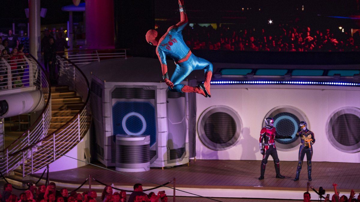 Vacaciones con Disney Cruise Line: Marvel Day at Sea ofrece espectáculos en vivo y fiestas en la cubierta.