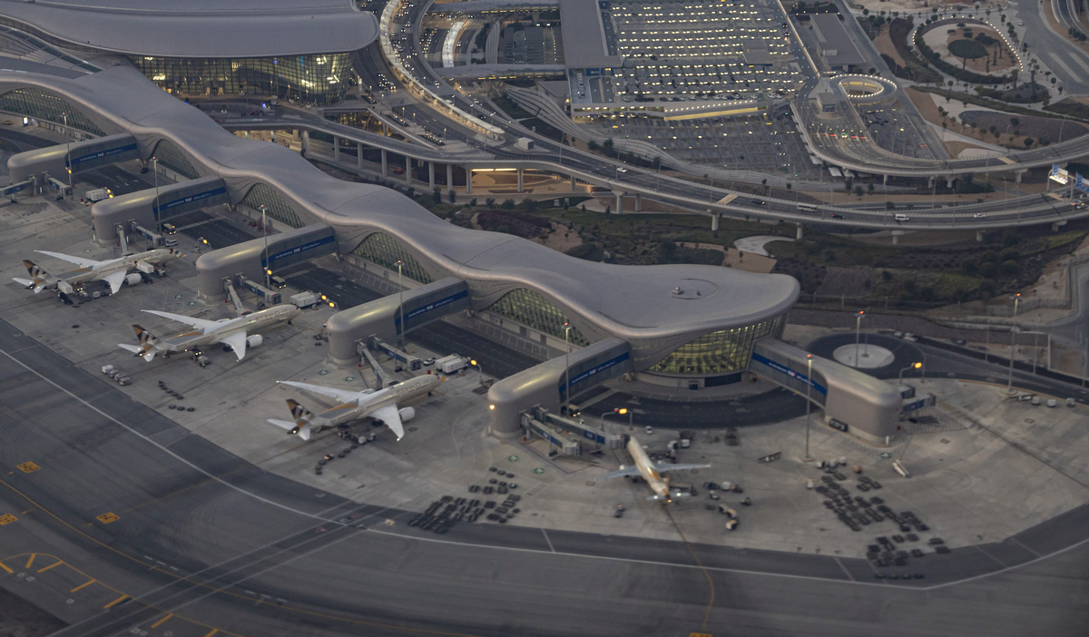 Priemeros vuelos desde el aeropuerto internacional de Abu Dhabi tras los ataques de Irán a Emiratos Árabes.