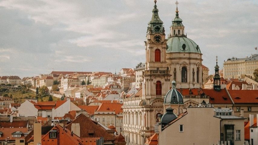 República Checa: Praga invita a sus visitantes a deleitarse a cada paso que dan por sus calles y, a la vez, a descubrirla a través de distintas actividades y propuestas.
