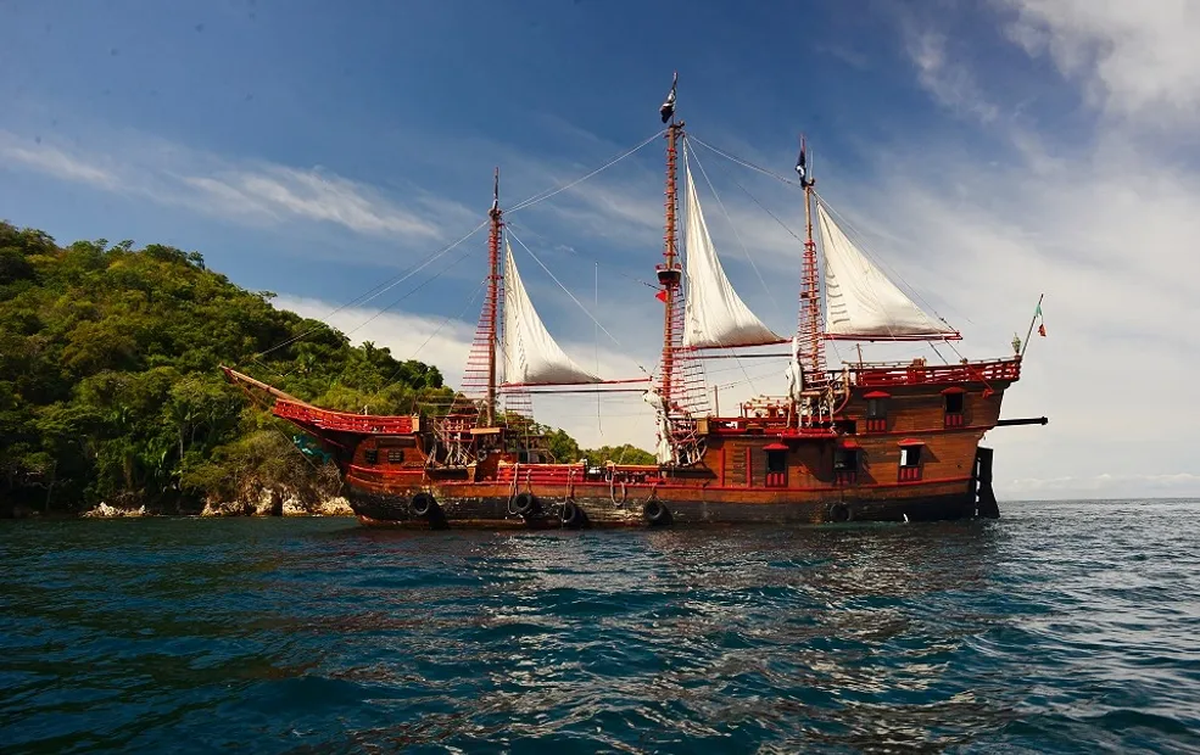 El paseo en el Barco Pirata en Puerto Vallarta por su originalidad la calidad de su servicio y el sabor de sus alimentos es una actividad que no te debes perder.