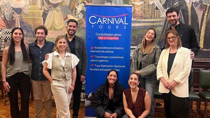 Directivos y personal de Carnival Tours y FyA Tours al término del encuentro.