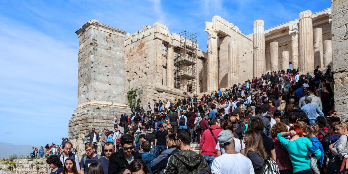 Atenas, desbordada de turistas, pone freno a su masificaci&oacute;n como uno de los destinos mas visitados de Europa.