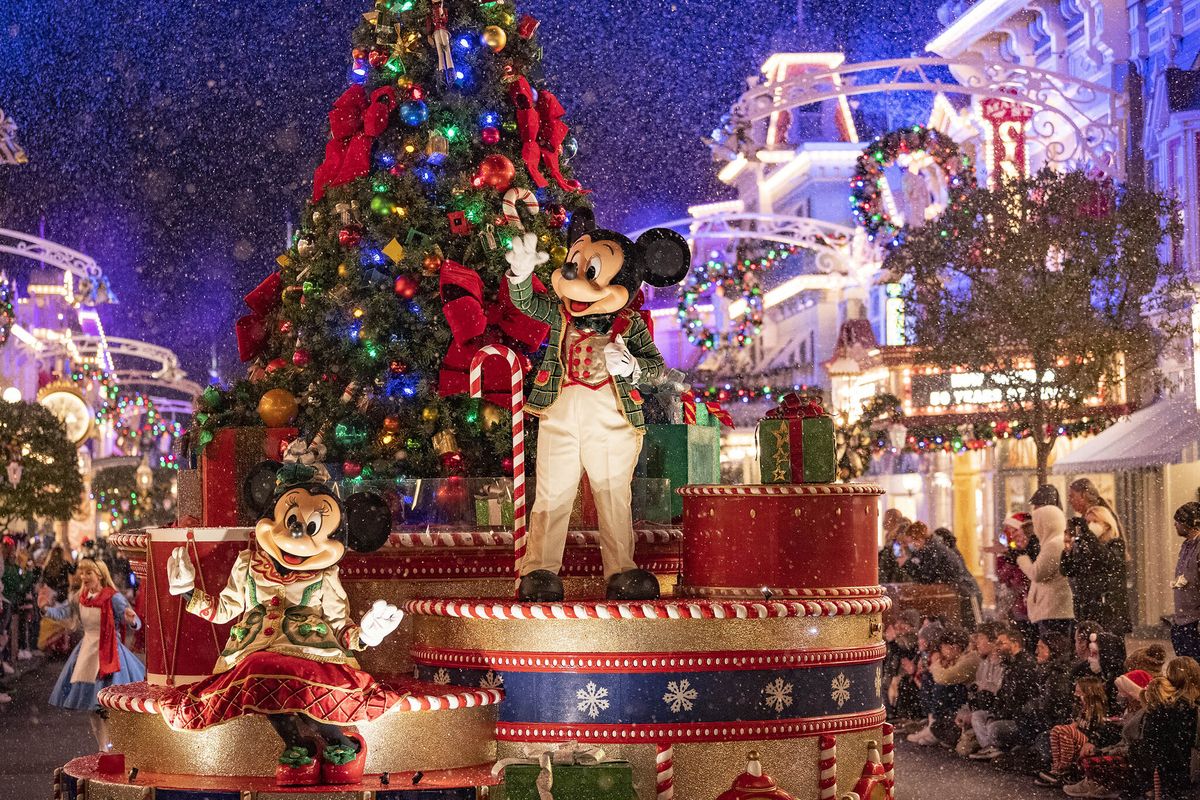 El los parques de Walt Disney World Resort ya se disfruta el espíritu navideño.